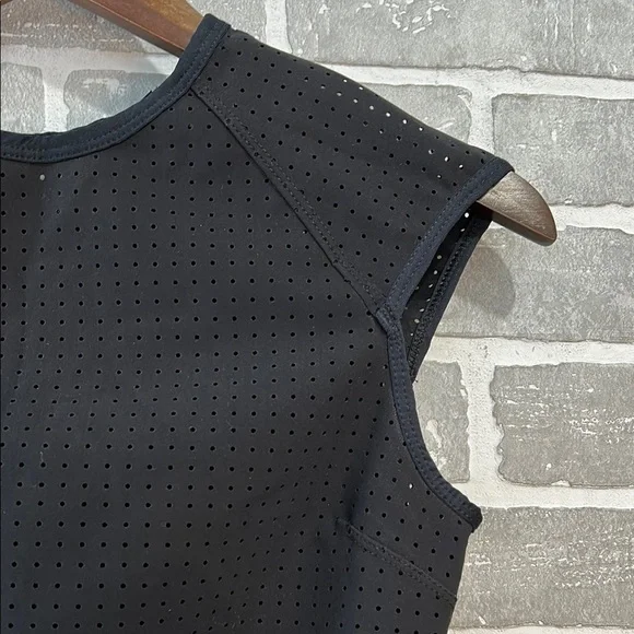 Vitamin A Black Muscle Tee Crop Top Swimwear - Picture 2 of 5